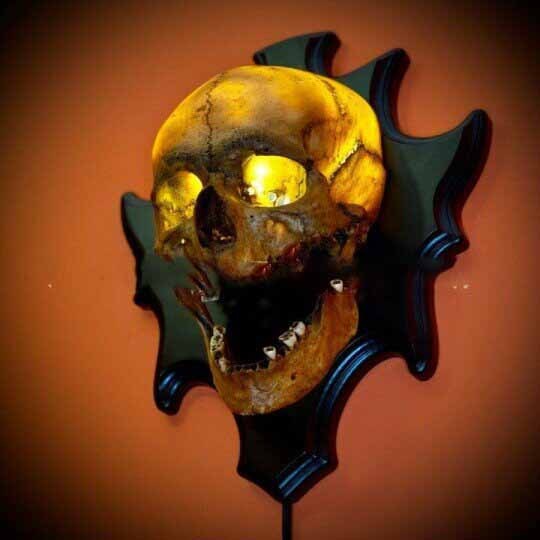 Retro Skeleton Wall Lamp – Halloween Haunted House Resin Light Decoration for Spooky Home and Party Supplies