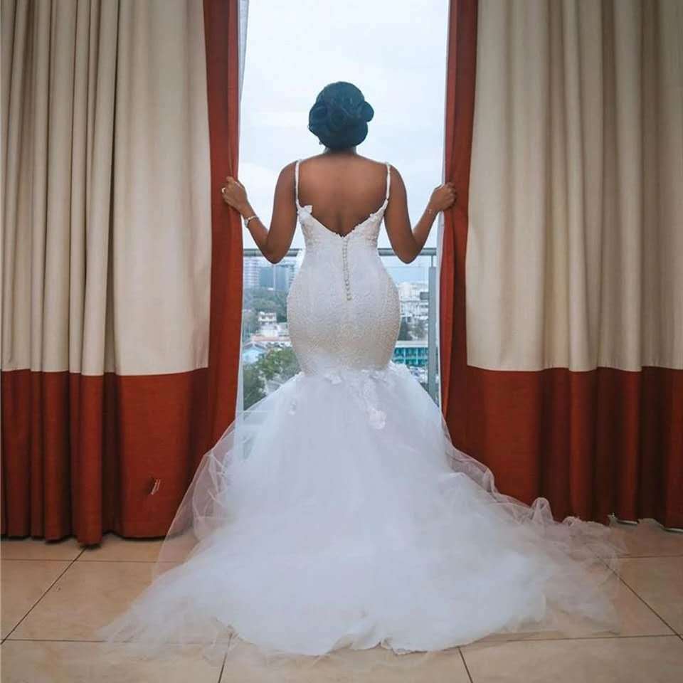 Elegant Lace Sleeveless African Bridal Wedding Dress with Dramatic Big Tail