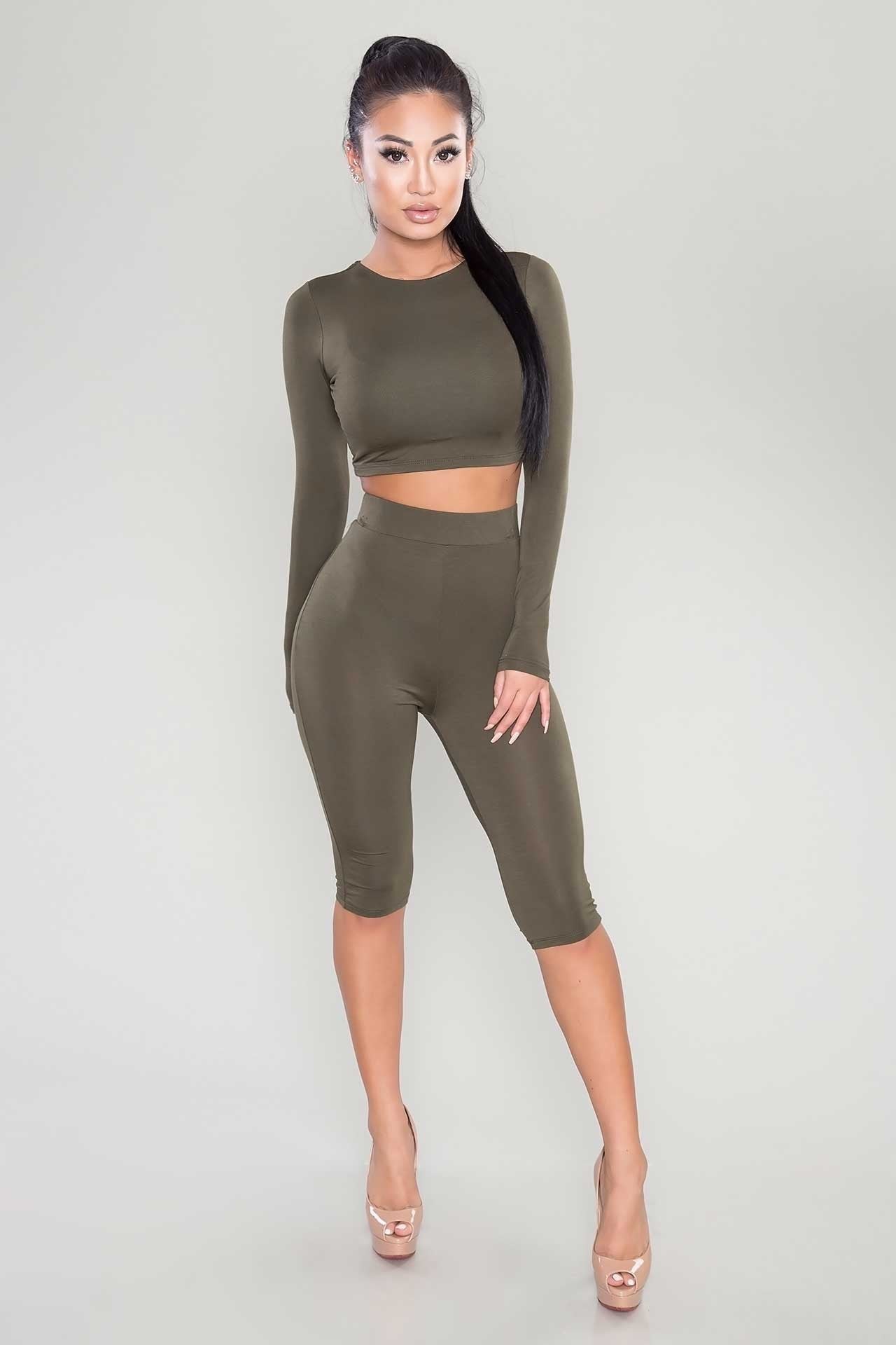 Women’s Seamless Long-Sleeve Crop Top and High-Waist Capri Leggings 2-Piece Set