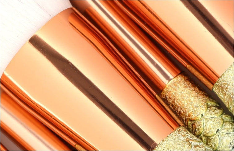 Fishtail Makeup Brush – Unique Cosmetic Foundation & Blending Brush