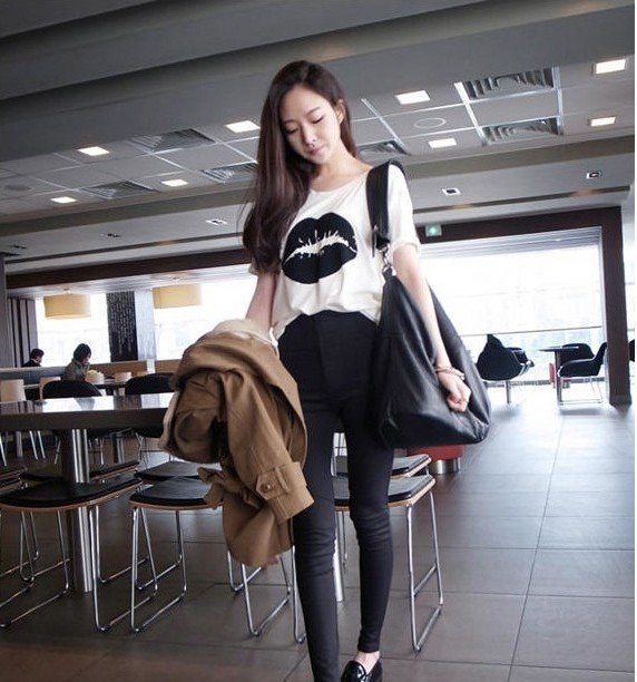 Women's Graphic T-Shirt with Bold Lips Print – Statement Casual Tee