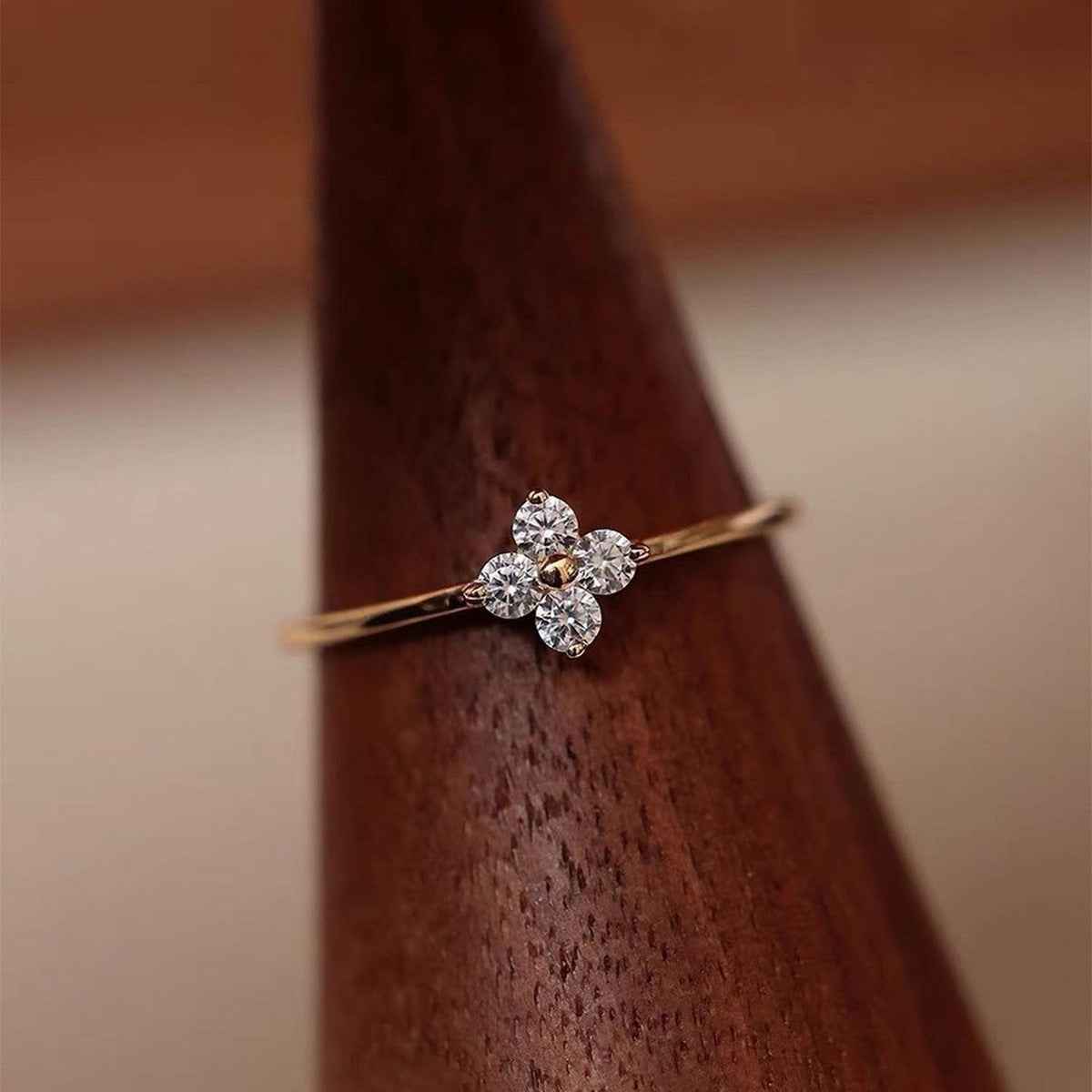 Women’s Copper Zircon Clover Ring – Micro Inlay Elegant Design