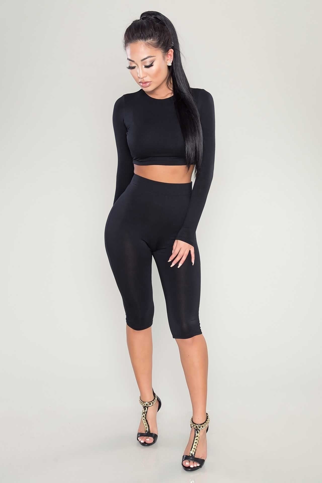 Women’s Seamless Long-Sleeve Crop Top and High-Waist Capri Leggings 2-Piece Set