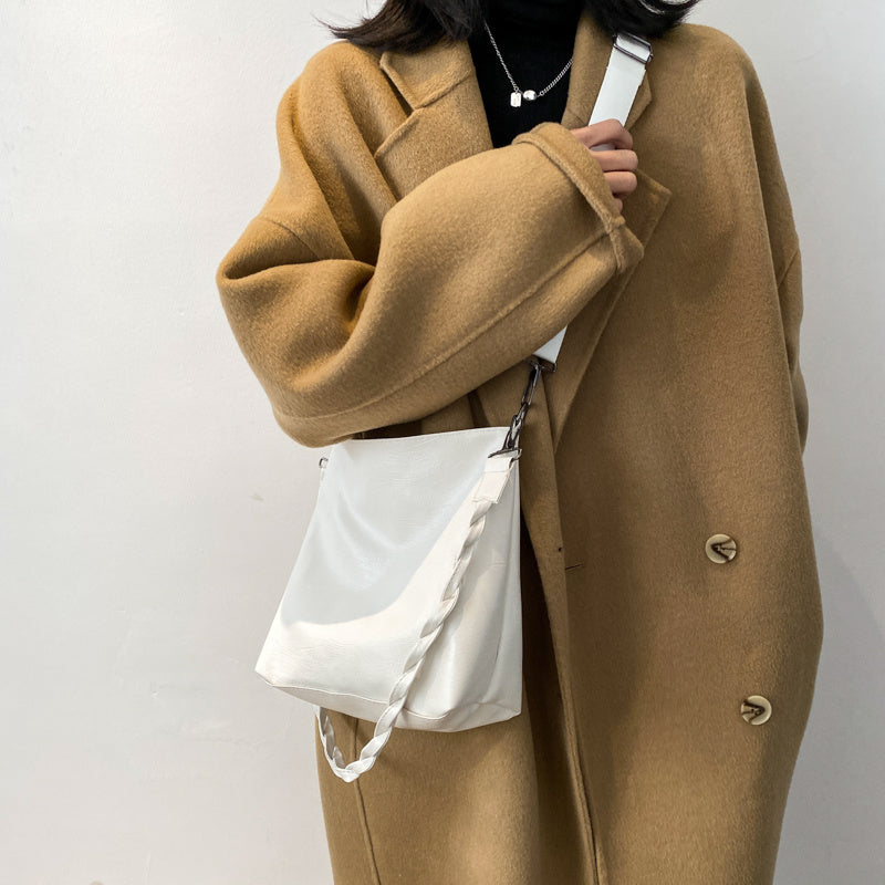 Bag women"s Messenger Bag Large Capacity Single Shoulder Bag New Fashion Versatile Ins Wide Shoulder Strap Small Bucket Bag