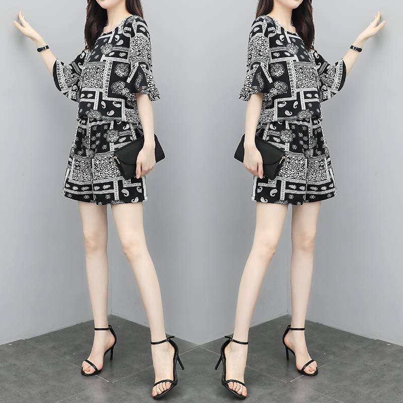 Wear A Thin, Western Style And Age-reducing Shorts Suit