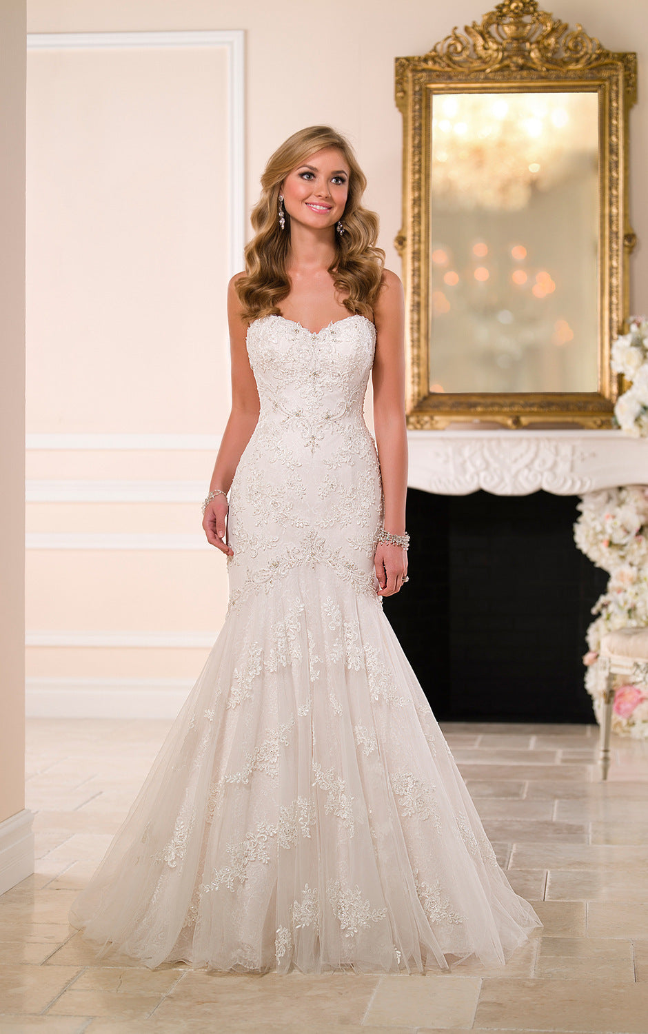 Elegant Trailing Tube Top Lace Wedding Dress with Long Skirt