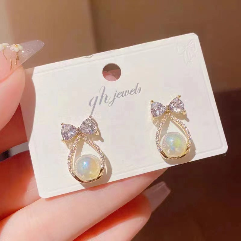 Women's Exquisite Small And Versatile Earrings