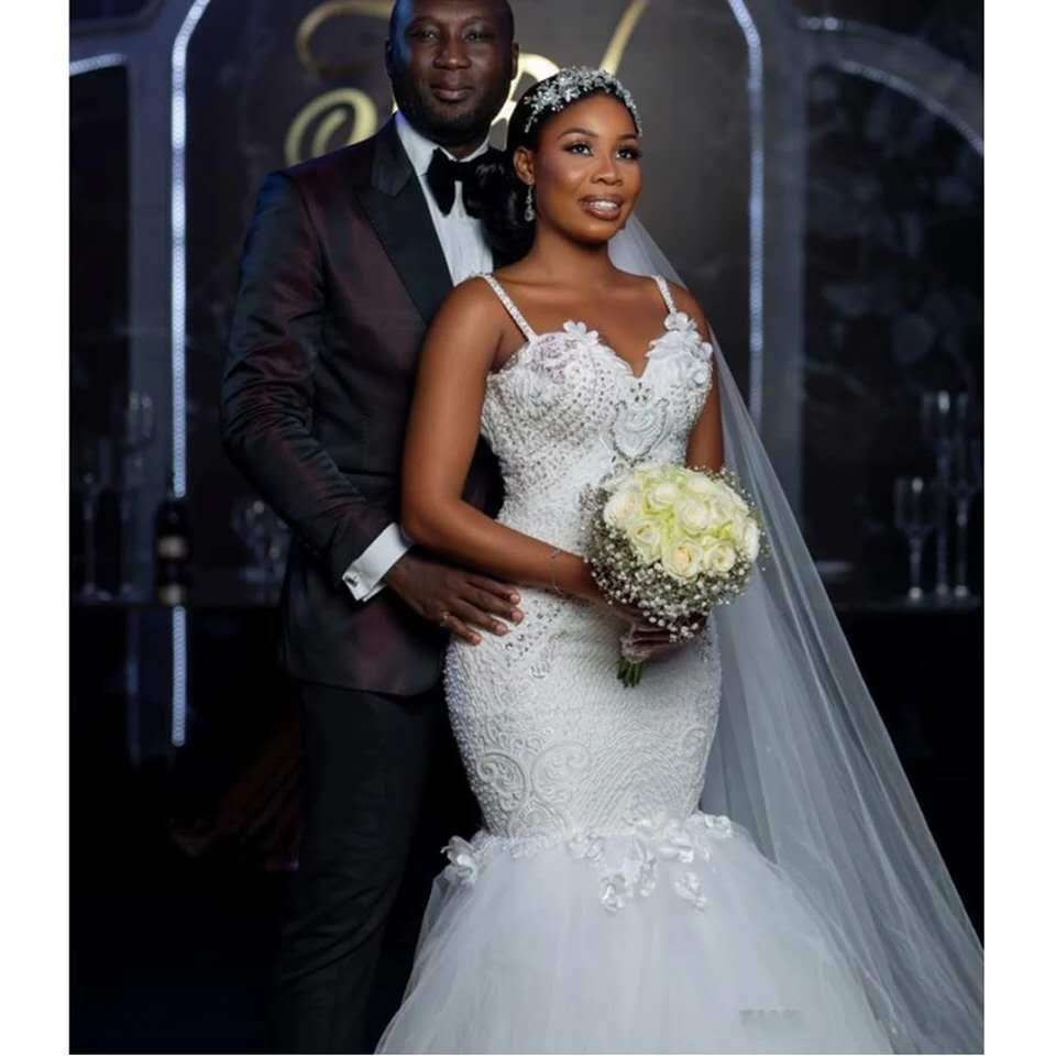 Elegant Lace Sleeveless African Bridal Wedding Dress with Dramatic Big Tail