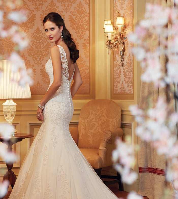 Elegant Lace Fish Tail Wedding Dress with Flattering Silhouette