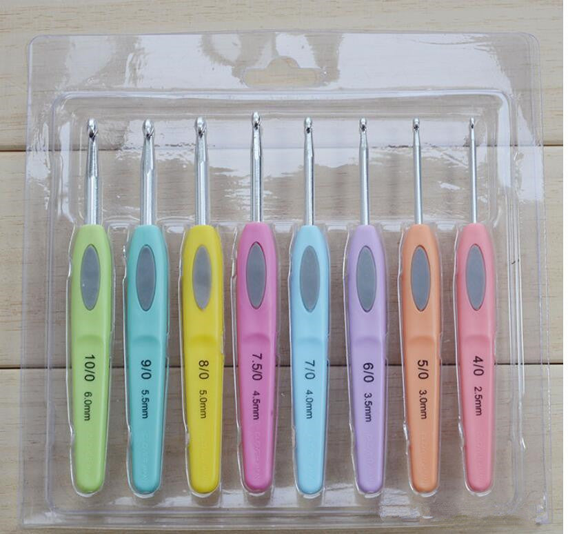8-Piece Crochet Hook Set – LED & Non-LED Plastic Handle, 2.5–6mm Knitting Needles, Multicolor Sewing Kit