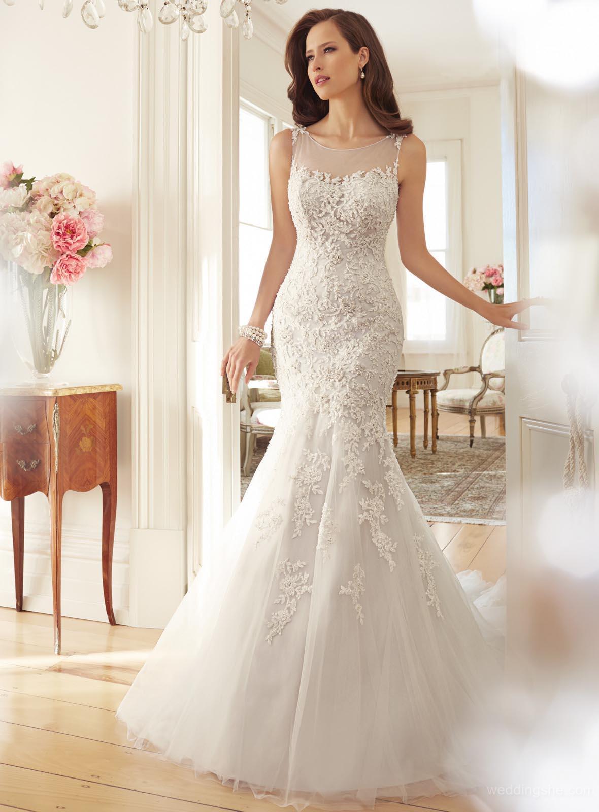 Sexy Slim Fishtail Lace Wedding Dress with Sleeveless Design