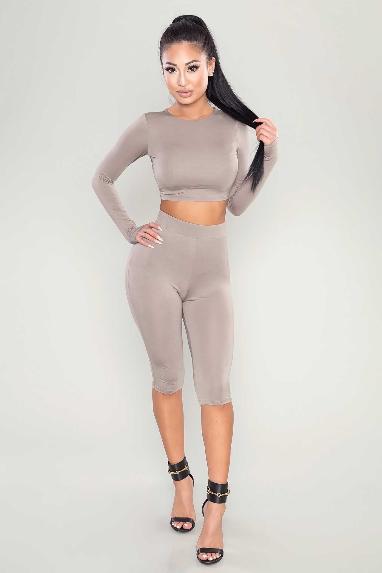 Women’s Seamless Long-Sleeve Crop Top and High-Waist Capri Leggings 2-Piece Set