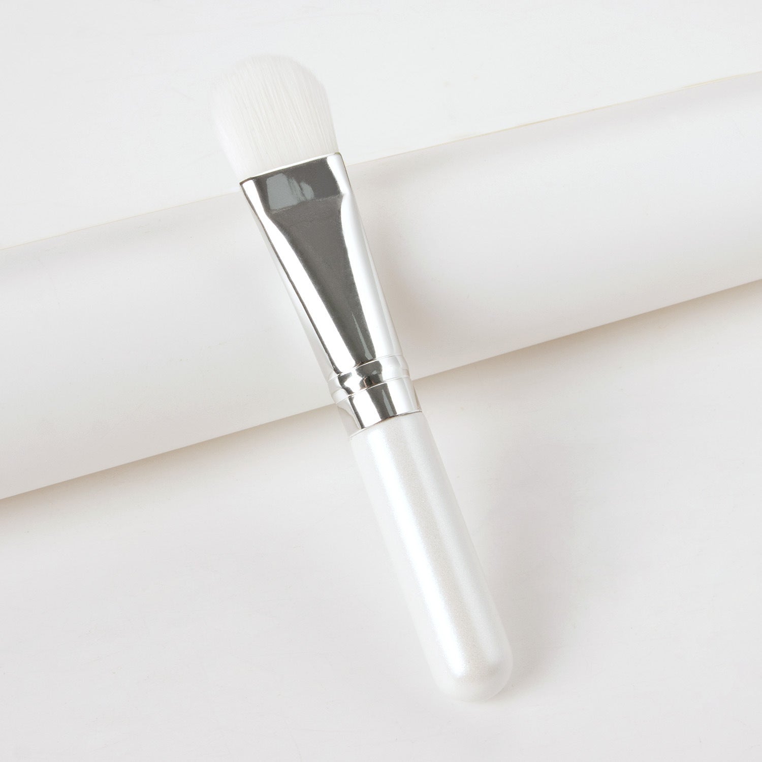 Short-Handle Wooden Makeup Brush with Soft Artificial Fiber Bristles