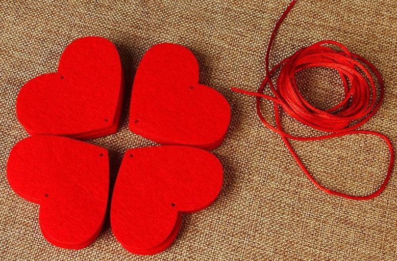 DIY Heart-Shaped Non-Woven Flower Curtain with 16 Hearts and 3m Red Rope