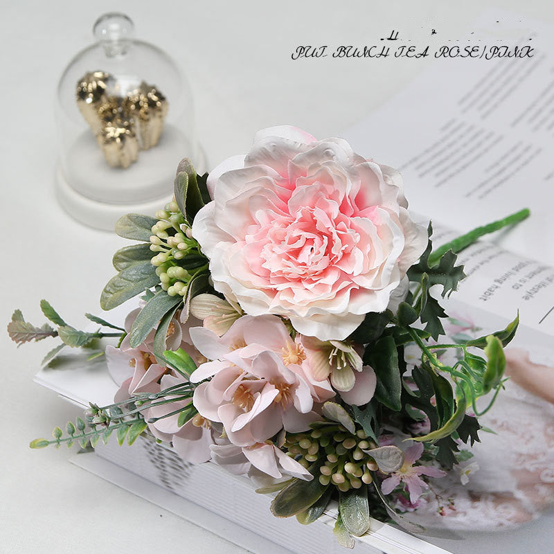 Simulation Wedding Holding Bouquet