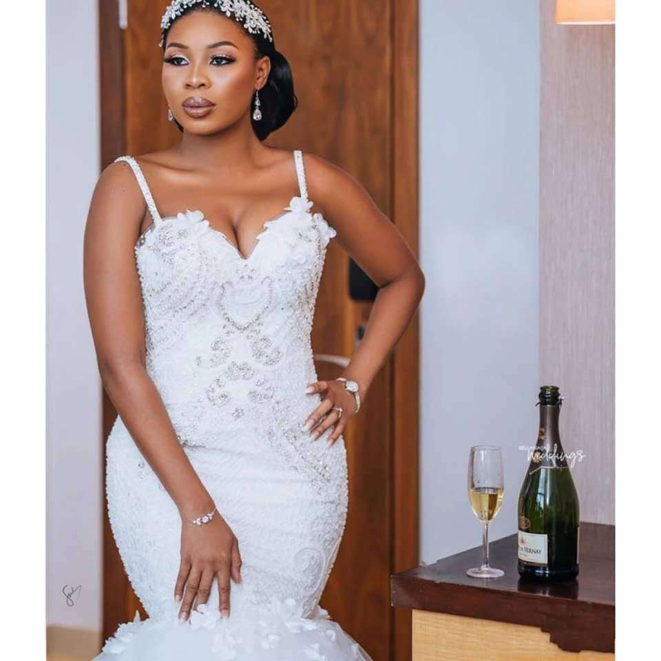 Elegant Lace Sleeveless African Bridal Wedding Dress with Dramatic Big Tail