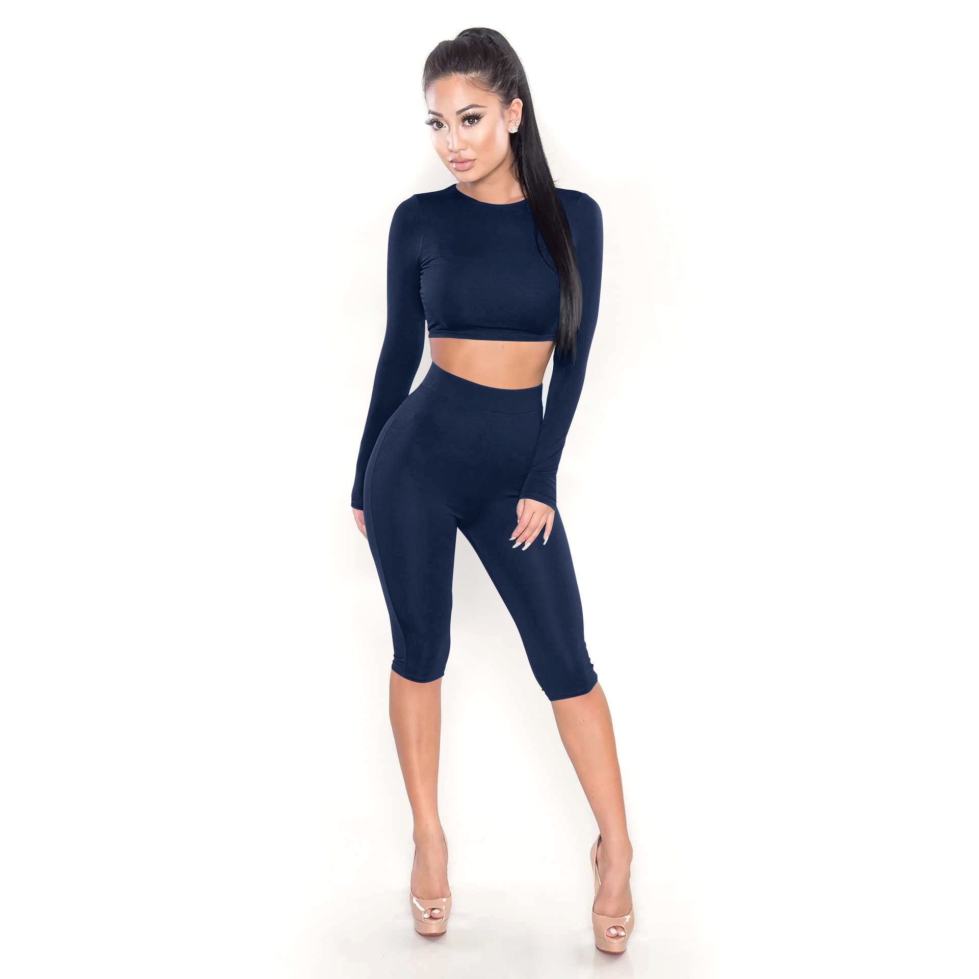 Women’s Seamless Long-Sleeve Crop Top and High-Waist Capri Leggings 2-Piece Set