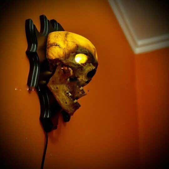 Retro Skeleton Wall Lamp – Halloween Haunted House Resin Light Decoration for Spooky Home and Party Supplies