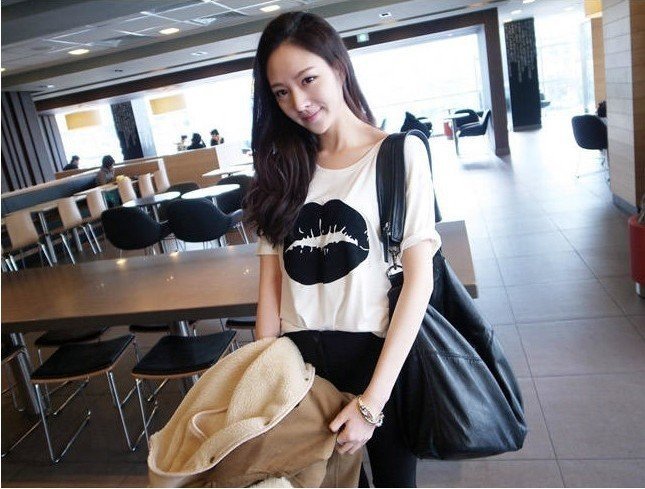 Women's Graphic T-Shirt with Bold Lips Print – Statement Casual Tee