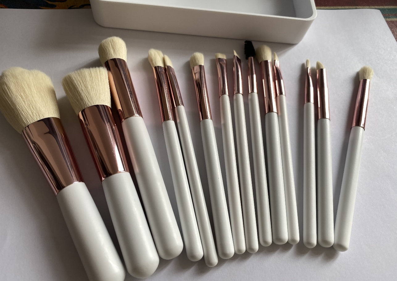 Rechargeable Makeup Brush Set – Brushes with Built-in Luminous Mirror