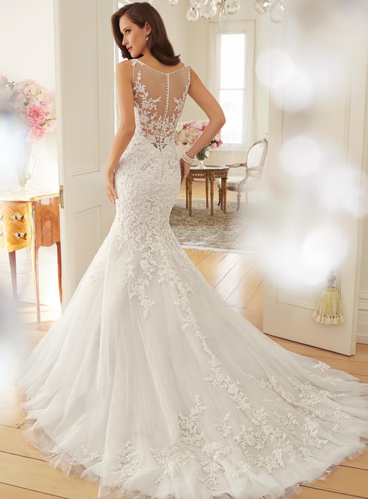 Sexy Slim Fishtail Lace Wedding Dress with Sleeveless Design