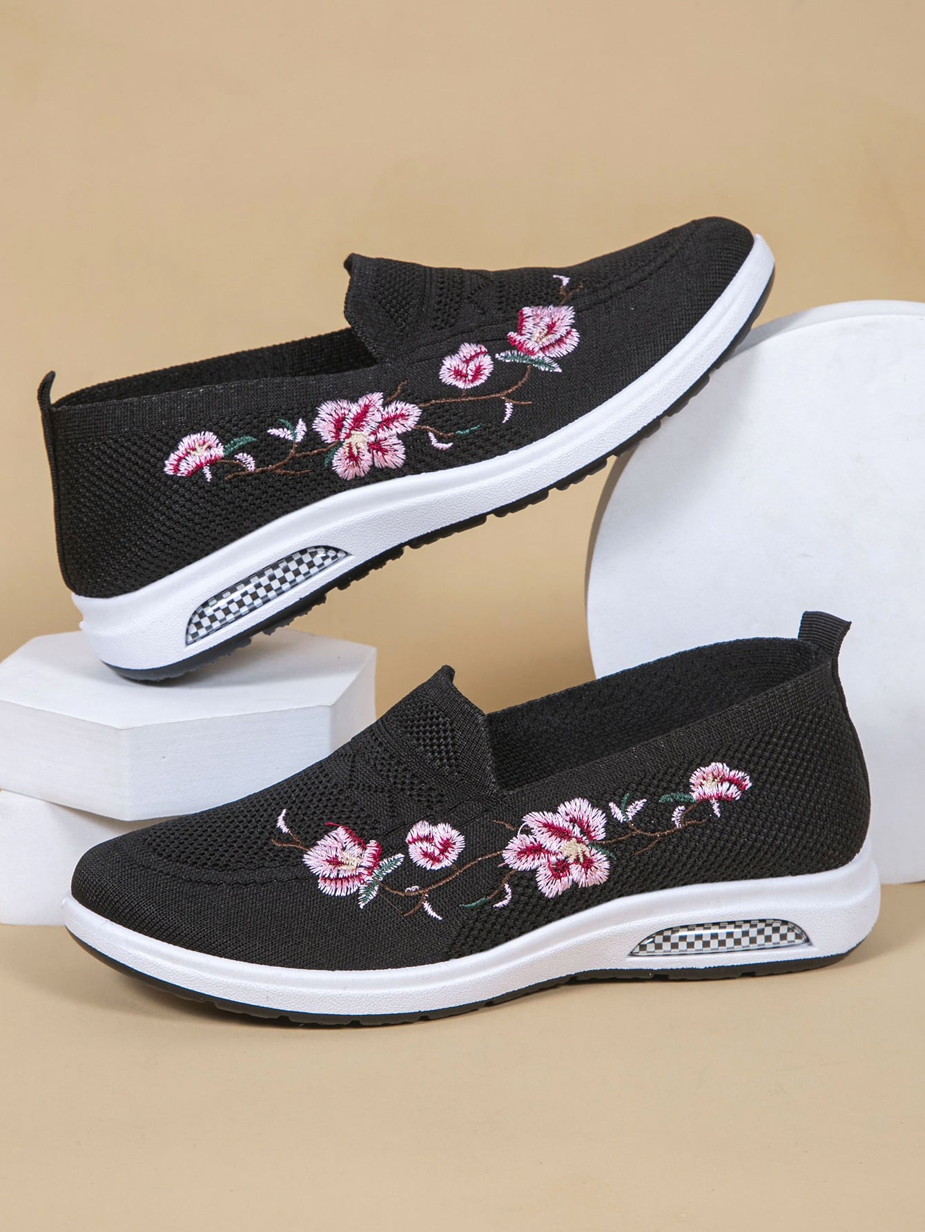 Women's Breathable Cloth Shoes Fashion Embroidery Soft Sole Shoes