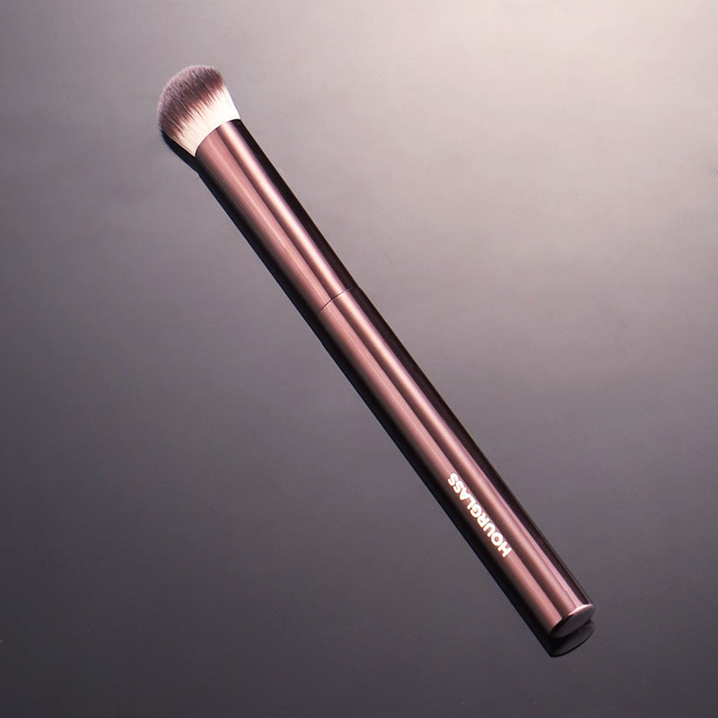 Professional Concealer Brush – Long Metal Handle with Soft Artificial Fiber Bristles