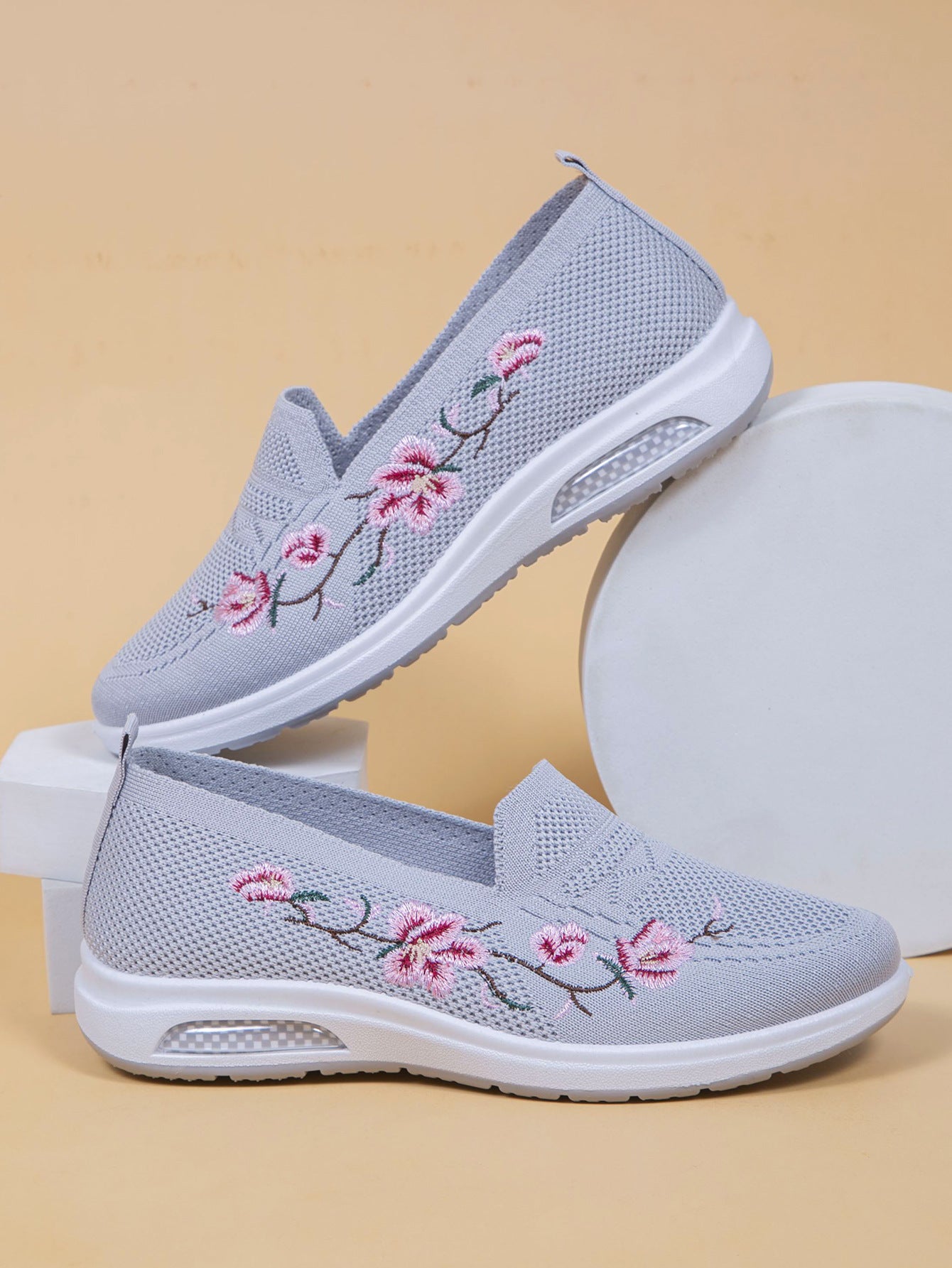 Women's Breathable Cloth Shoes Fashion Embroidery Soft Sole Shoes