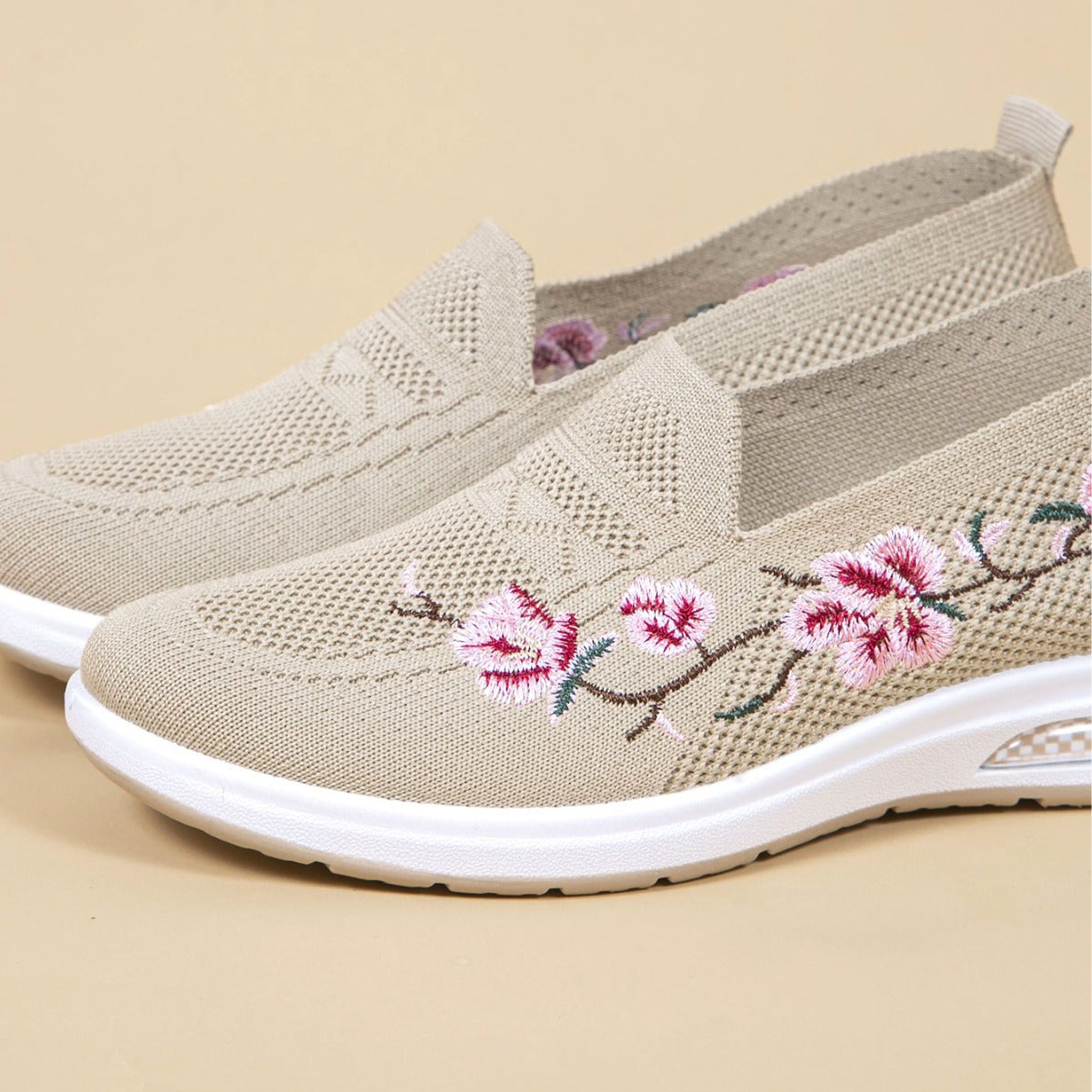 Women's Breathable Cloth Shoes Fashion Embroidery Soft Sole Shoes