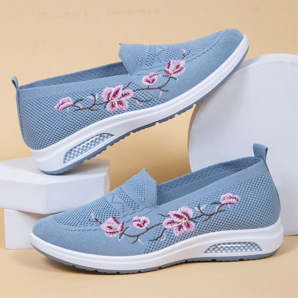 Women's Breathable Cloth Shoes Fashion Embroidery Soft Sole Shoes