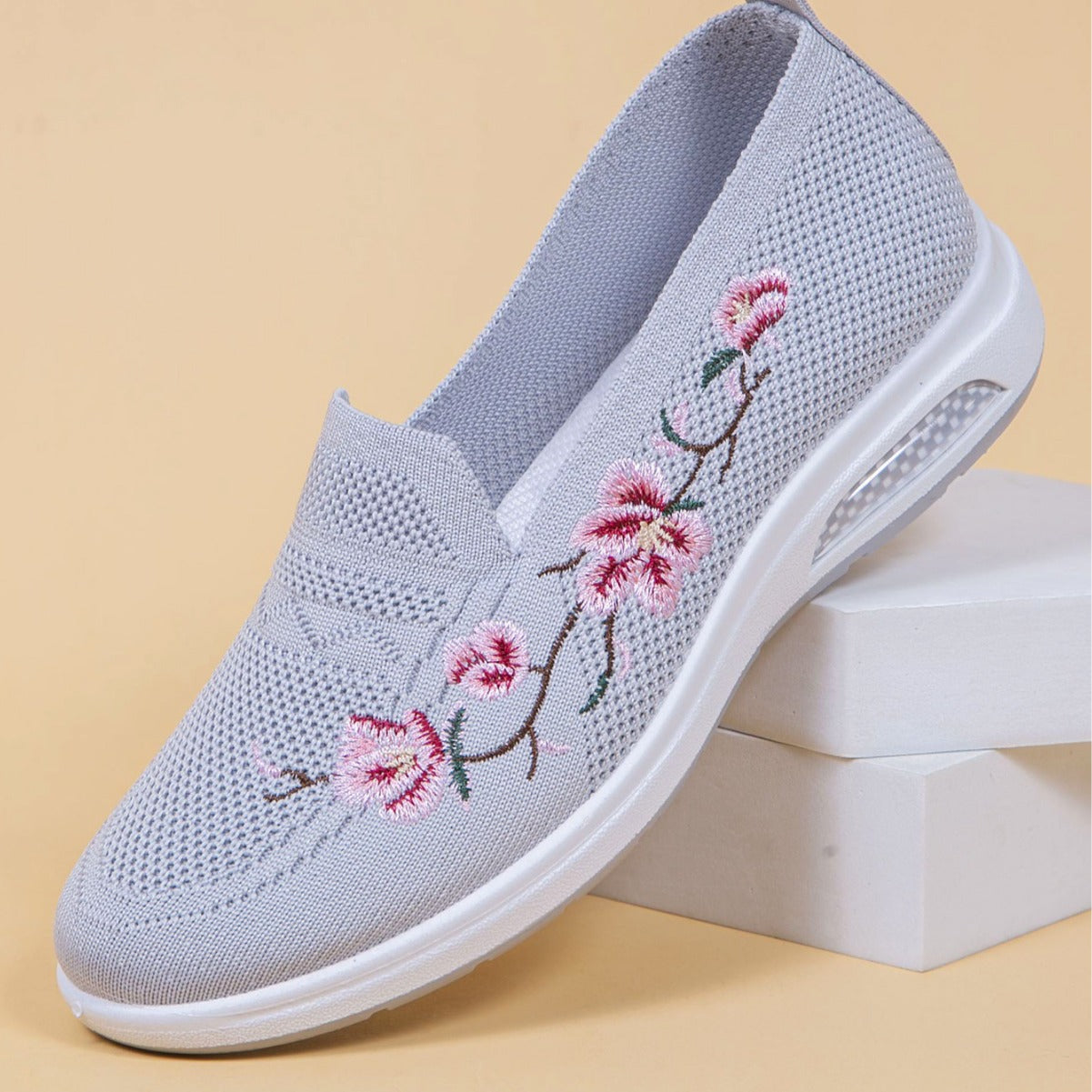 Women's Breathable Cloth Shoes Fashion Embroidery Soft Sole Shoes