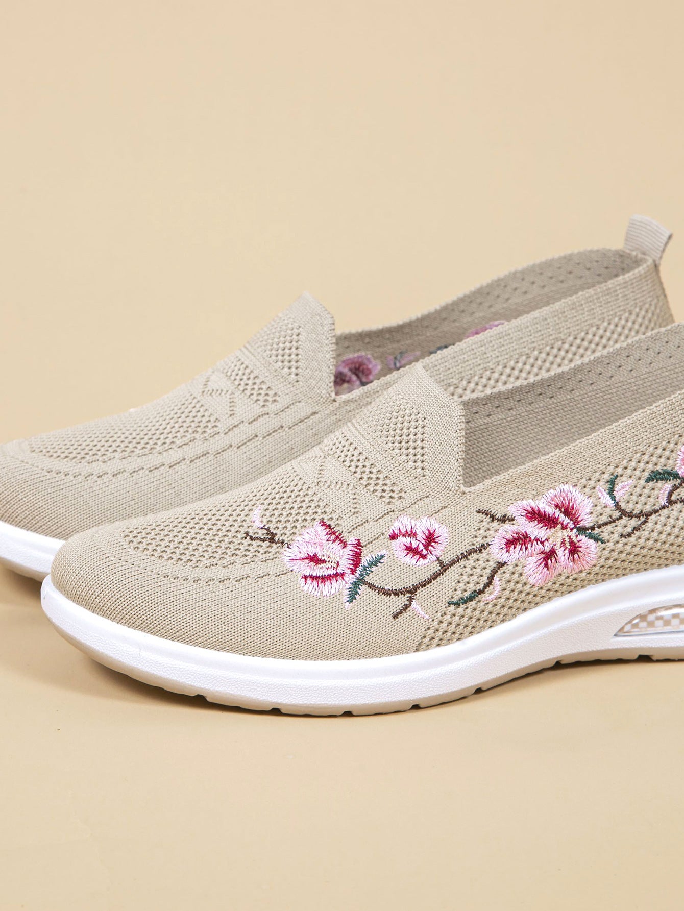 Women's Breathable Cloth Shoes Fashion Embroidery Soft Sole Shoes