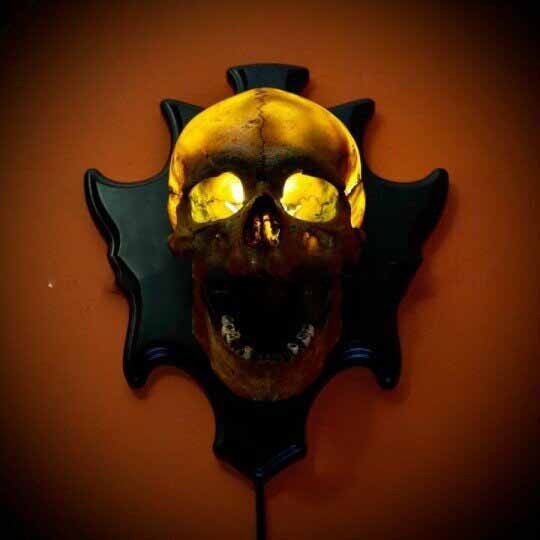 Retro Skeleton Wall Lamp – Halloween Haunted House Resin Light Decoration for Spooky Home and Party Supplies