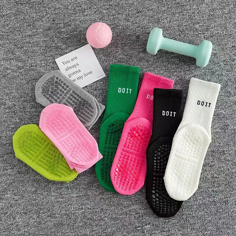 Women’s Mid-Calf Yoga Socks Trendy Letter Non-Slip Breathable