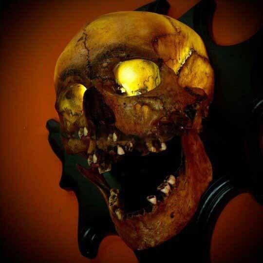 Retro Skeleton Wall Lamp – Halloween Haunted House Resin Light Decoration for Spooky Home and Party Supplies